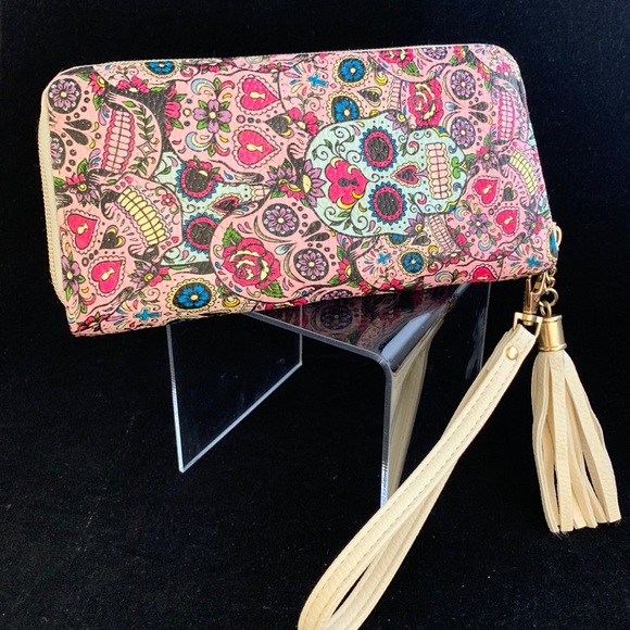 One-of-a-kind HYDROGRAPHIC sugar skull wristlet - Picture 2 of 6